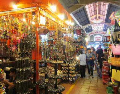 Berbelanja di Ho Chi Minh, pasar, dan pusat perbelanjaan Yang dapat dilihat di sekitar